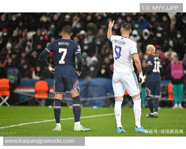 阿什拉夫积极恢复中观看皇马比赛与朋友聚会依靠助行器行走展现乐观态度