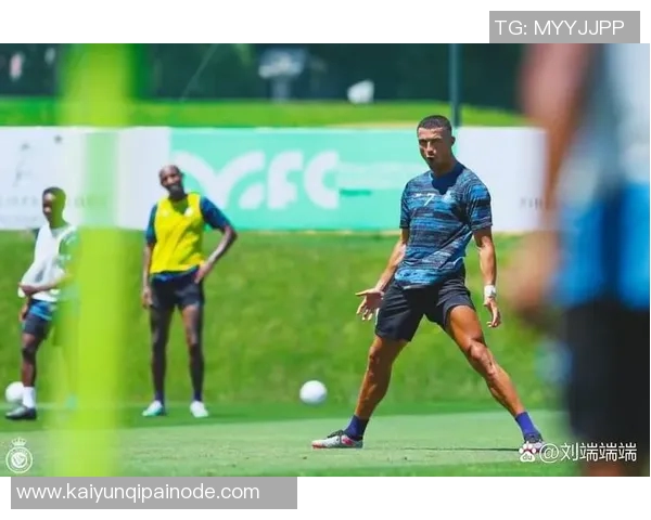 C罗回归利雅得胜利训练场备战新赛季展现斗志与激情 C罗回归利雅得胜利训练场备战新赛季展现斗志与激情